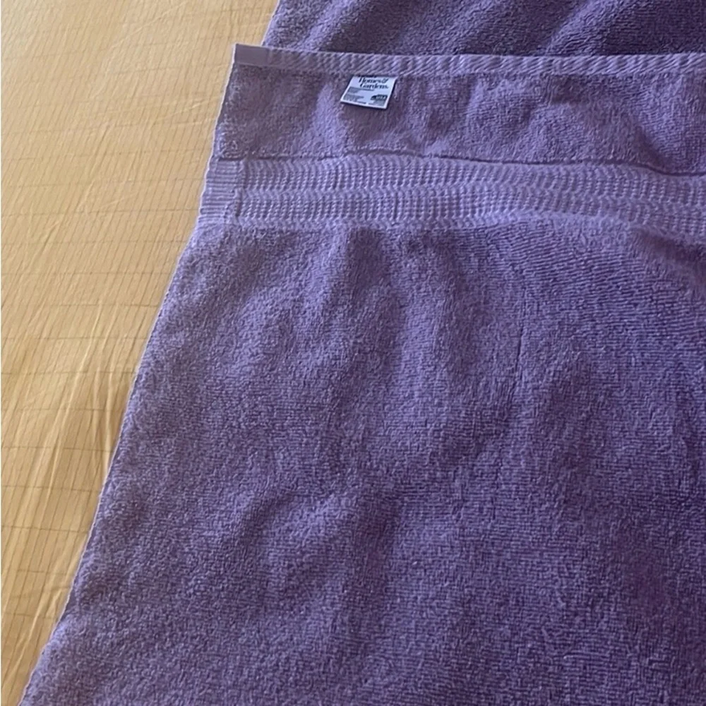 EUC - Better Homes & Gardens Bath Towel